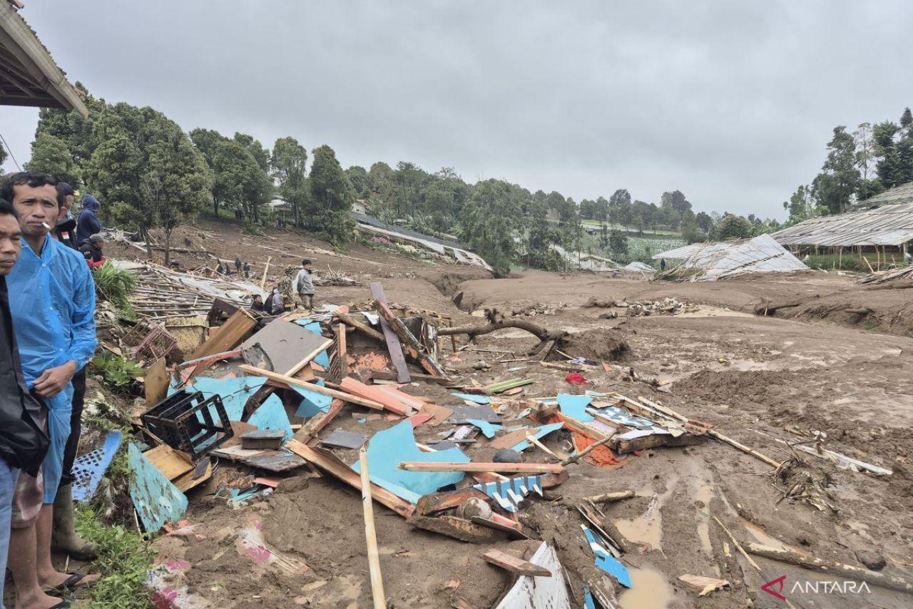 Bencana Longsor di Jawa Barat & Dampaknya — Sorotan Utama Warganet Indonesia